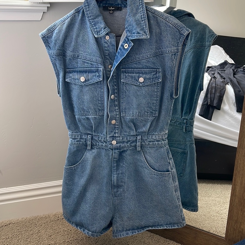 Lulus- Festival Feelin' Light Wash Short Sleeve Denim Romper